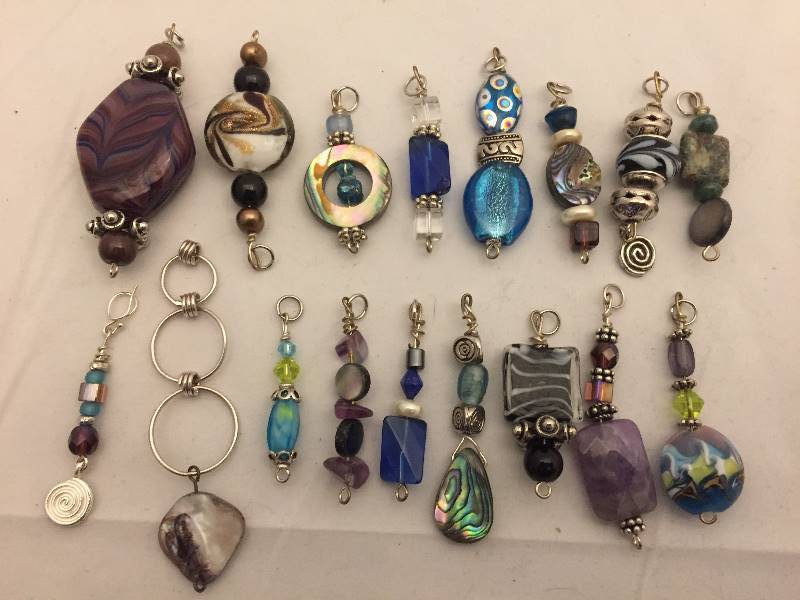 lot 500 image: Pendants - Glass & Bead