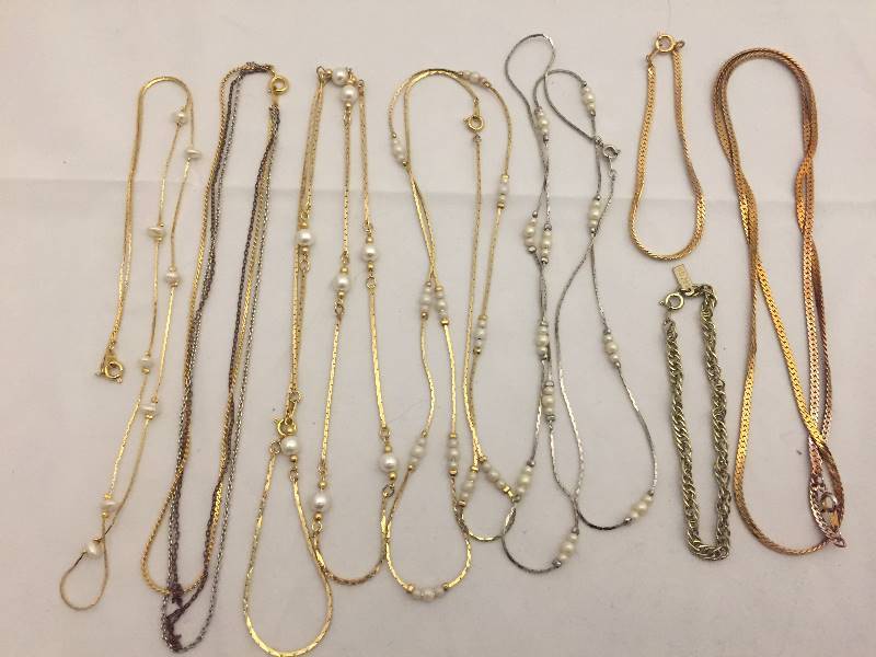 lot 513 image: Jewelry - Chains & Pearls
