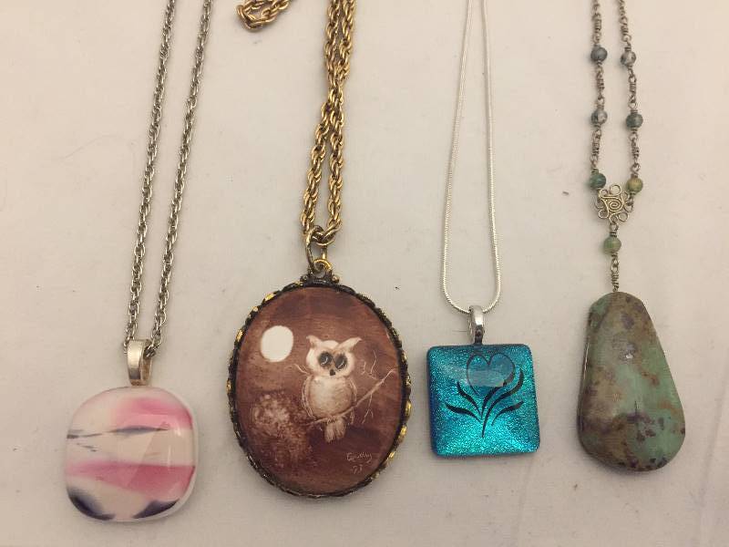 lot 517 image: Necklaces - Glass & Stone Pendants