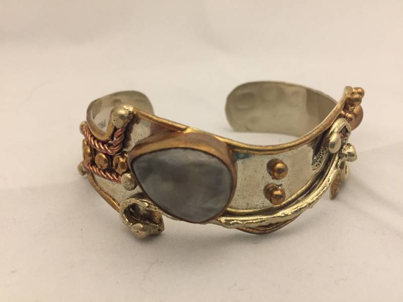 lot 519 image: Bracelet - Artist Made - Prehnite