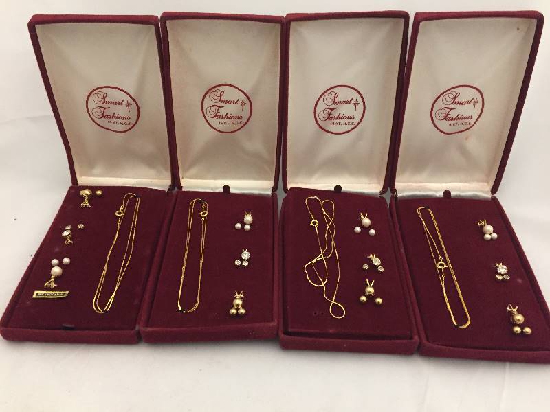 lot 540 image: Jewelry Sets in Boxes