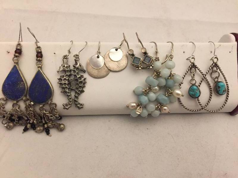 lot 547 image: Pierced Earrings