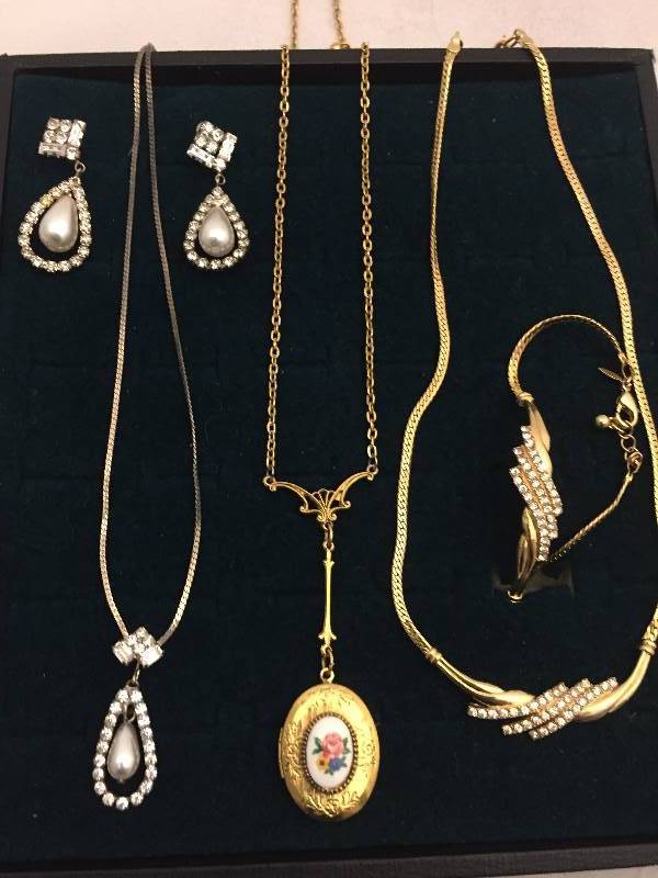 lot 549 image: Necklace Sets
