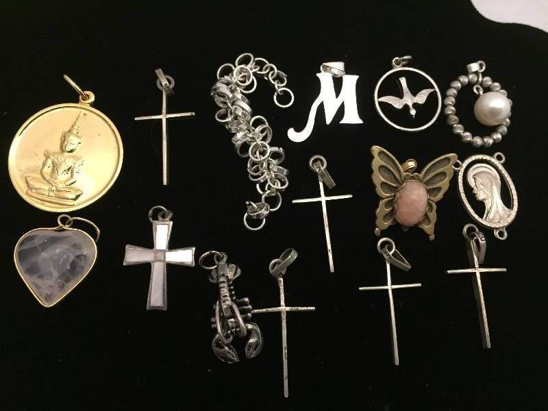lot 559 image: Pendants