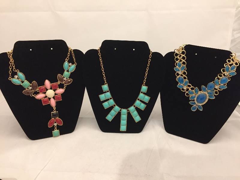 lot 561 image: Necklaces - Statement