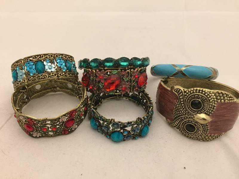 lot 562 image: Bracelets - Jeweled & More