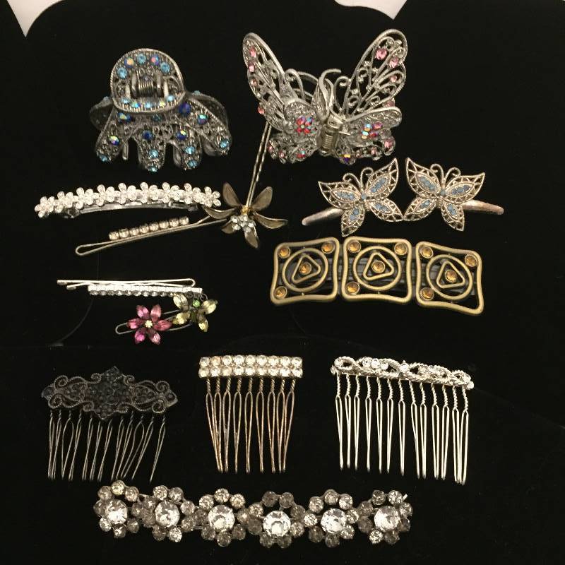 lot 565 image: Hair Jewels