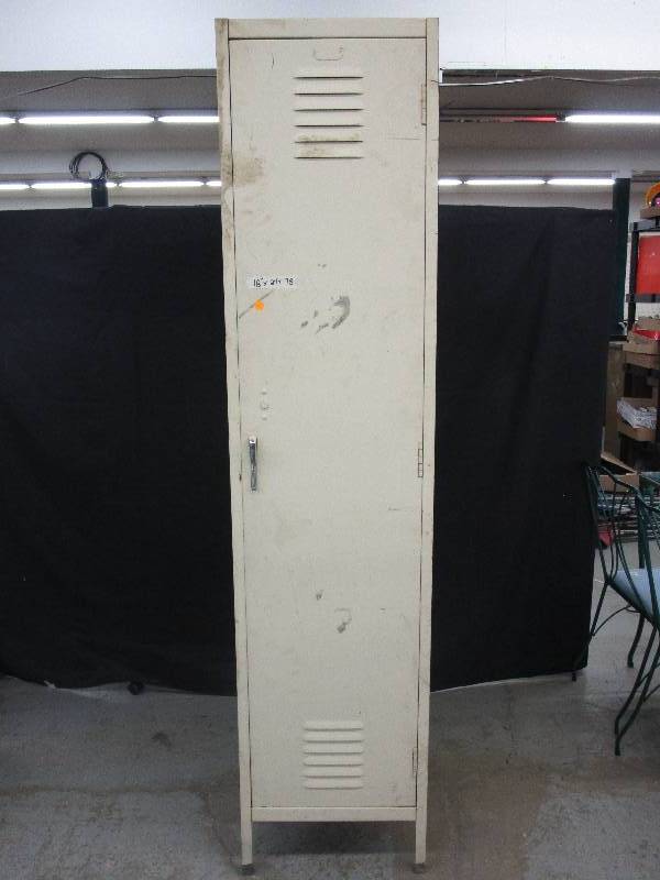 lot 114 image: Large Metal Locker