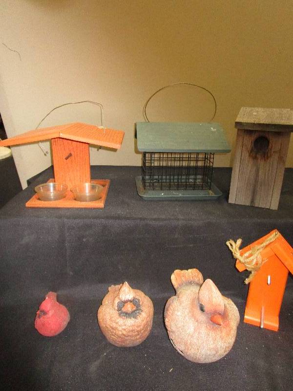 lot 116 image: Bird House, Feeder Birds and More