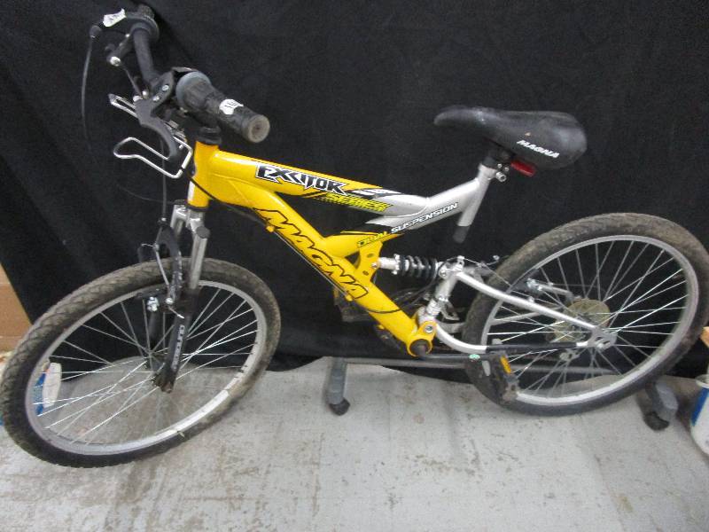 lot 119 image: 18 Speed Magna Mountain Bike