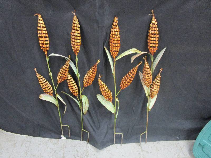 lot 123 image: Metal Corn Looking Yard Decorations