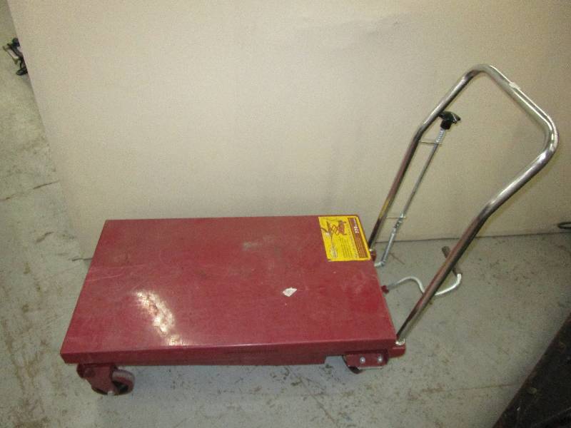 lot 207 image: 770lb Hydro Lift Cart (needs oil)