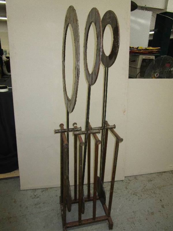 lot 220 image: Swinging Metal Yard decoration 68 Tall