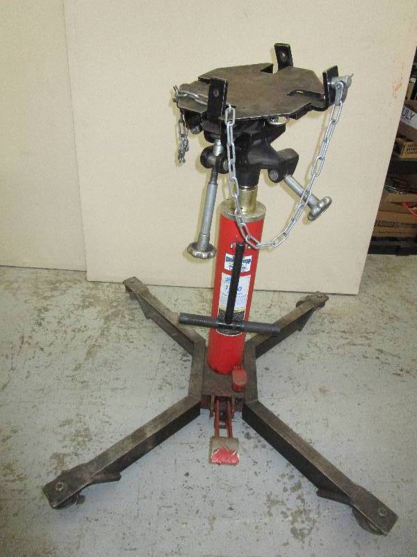 lot 229 image: 1000 Lb Telescopic Transmision Jack (works)