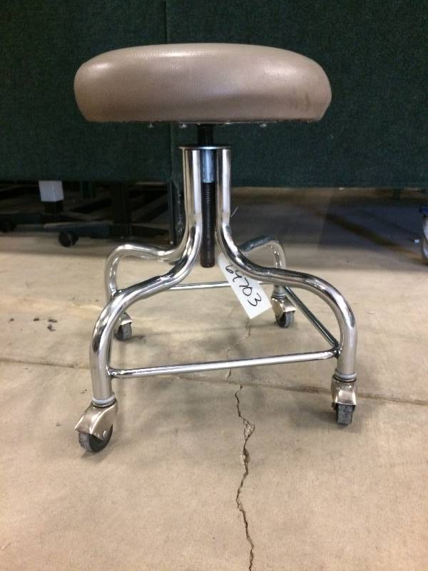lot 58 image: Entree Mobile Adjustable Rolling Clinic Dental Tattoo Office Stool