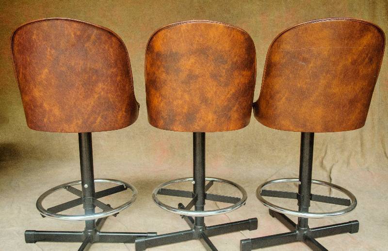 lot 45 image: WOW 3 Mid Century Modern Vintage Brown Naugahyde & Chrome Swivel Bar Stools Adjustable Height by Admiral Chrome Industries - Excellent  Condition