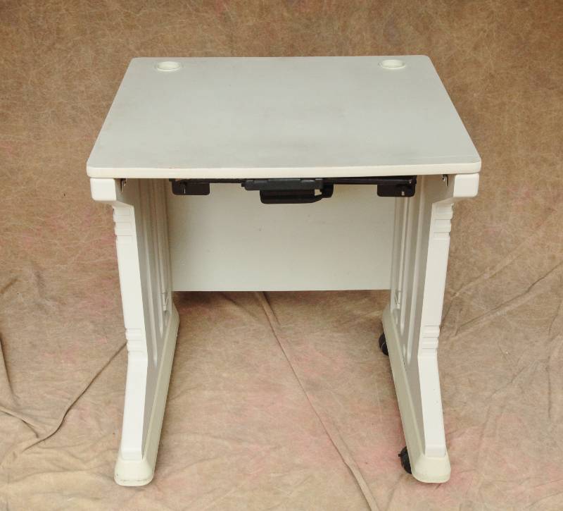 lot 37 image: Mobile Computer Laptop Table Workstation With Tuck Under Keyboard Hand Rest - Desk Is Totally Washable So Great For The Garage  Great Condition 