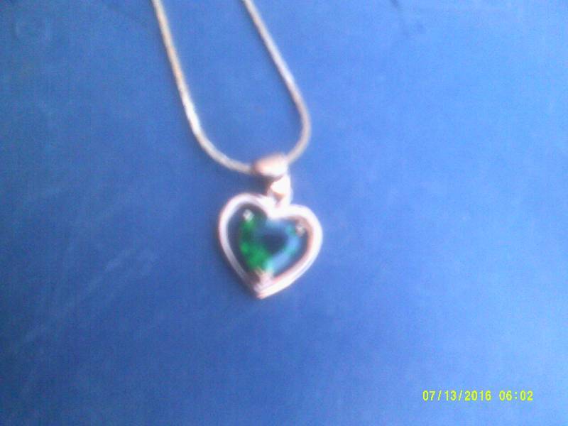 lot 5 image: GOLD NECKLACE HEART PENDANT GREEN STONE