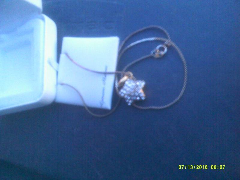 lot 8 image: GOLD NECKLACE DIAMOND PENDANT