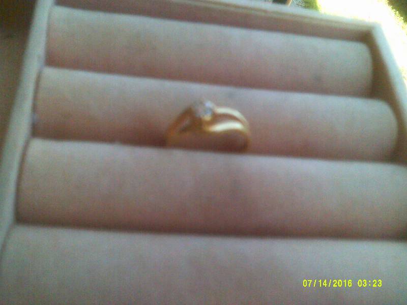 lot 30 image: GOLD AND DIAMOND RING