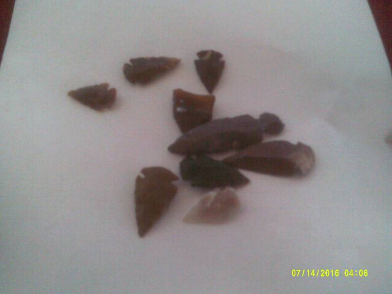 lot 36 image: 9 VINTAGE STONE ARROW HEADS