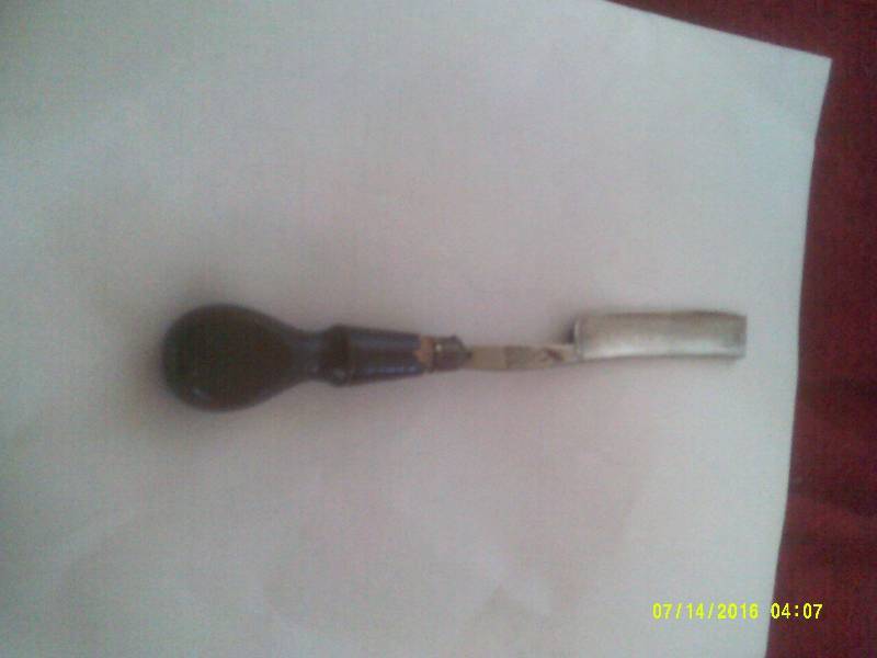 lot 37 image: ANTIQUE WOOD HANDLED STRAIGHT EDGE