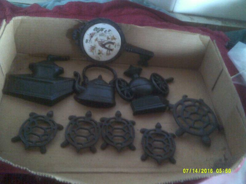 lot 40 image: VINTAGE TRIVETS AND METAL WALL HANGINGS