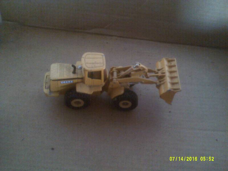 lot 41 image: COLLECTIBLE DEERE STEEL LOADER