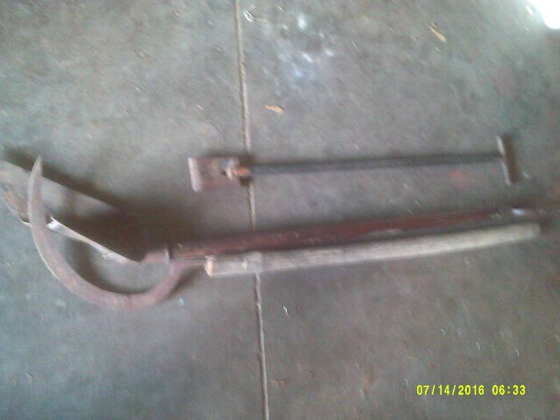 lot 52 image: ANTIQUE SYE , SHOVEL AND CHISEL