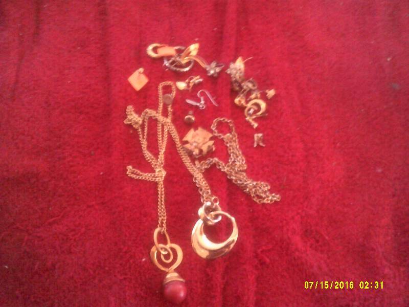 lot 61 image: GOLD AND SILVER JEWLERY