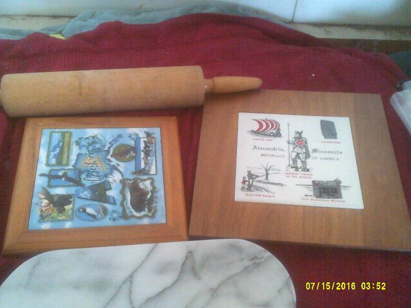 lot 64 image: CUTTING BOARDS 1 WOODEN ROLLING PIN