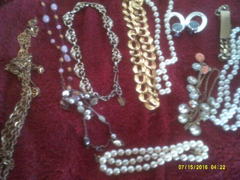 lot 68 image: JEWLERY