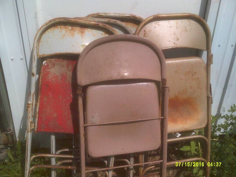 lot 72 image: 5 METAL FOLDING CHAIRS