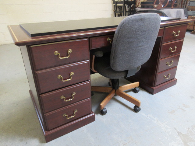 lot 102 image: OFFICE DESK AND CHAIR