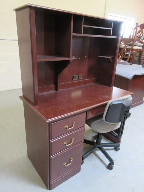 lot 103 image: COMPUTER DESK WITH HUTCH