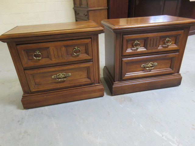 lot 106 image: MATCHING NIGHT STANDS