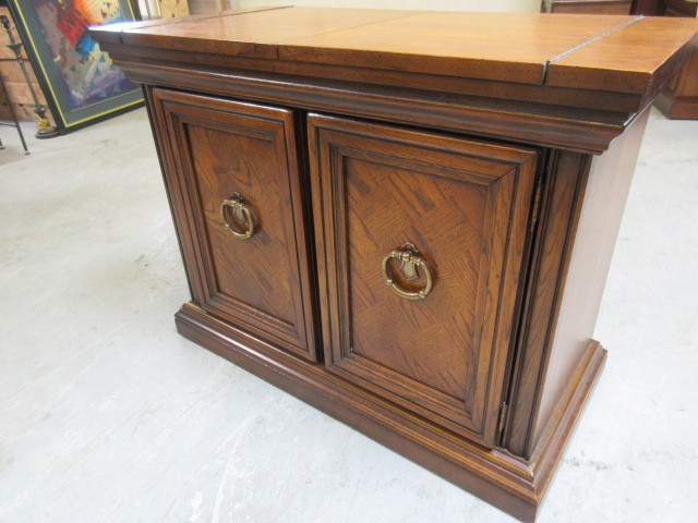 lot 107 image: BUFFETBAR CABINET