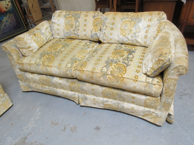 lot 112 image: LOVESEAT
