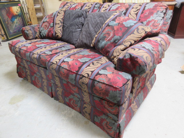 lot 114 image: LOVESEAT
