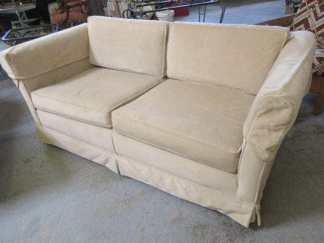 lot 118 image: CUSTOM UPHOLSTERED LOVESEAT