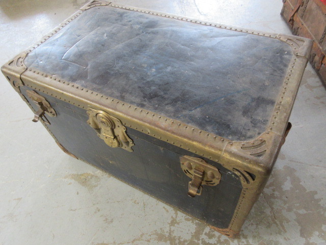 lot 130 image: LARGE EXCELSIOR TRUNK