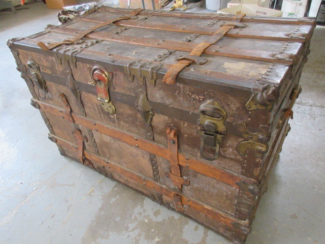 lot 131 image: LARGE WOODEN TRUNK