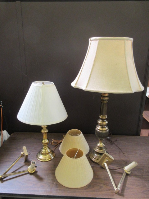 lot 137 image: LAMPS AND WALL SCONCES