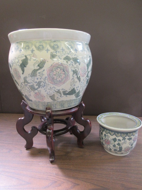 lot 142 image: ASIAN THEMED CERAMIC POTS