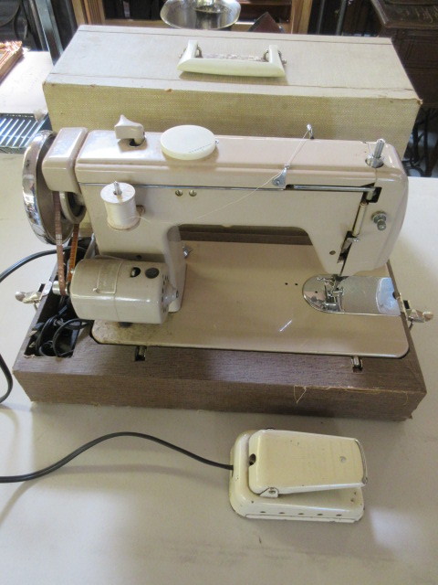 lot 157 image: MONTGOMERY WARD PORTABLE SEWING MACHINE