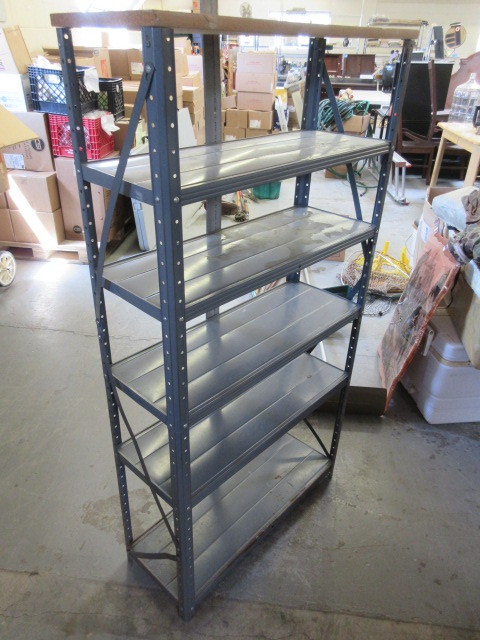 lot 173 image: METAL SHELVING UNIT