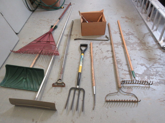 lot 178 image: ASSORTED YARD TOOLS
