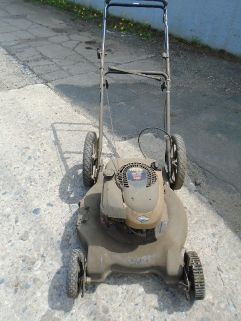 lot 22 image: Lawn Mower