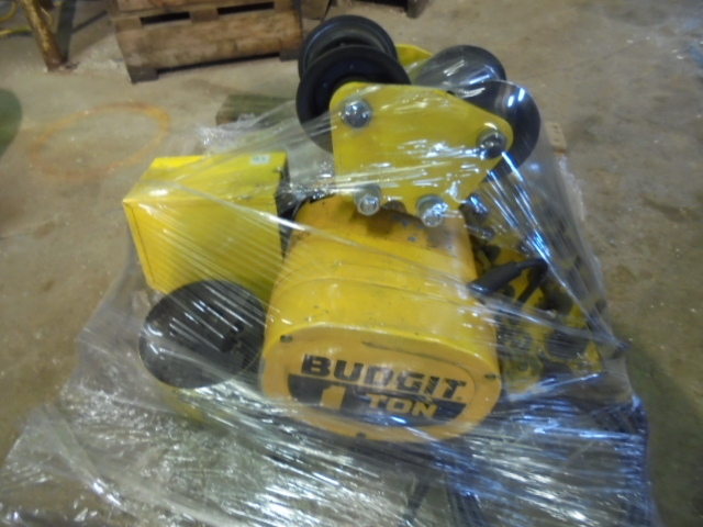 lot 2 image: Chain Hoist
