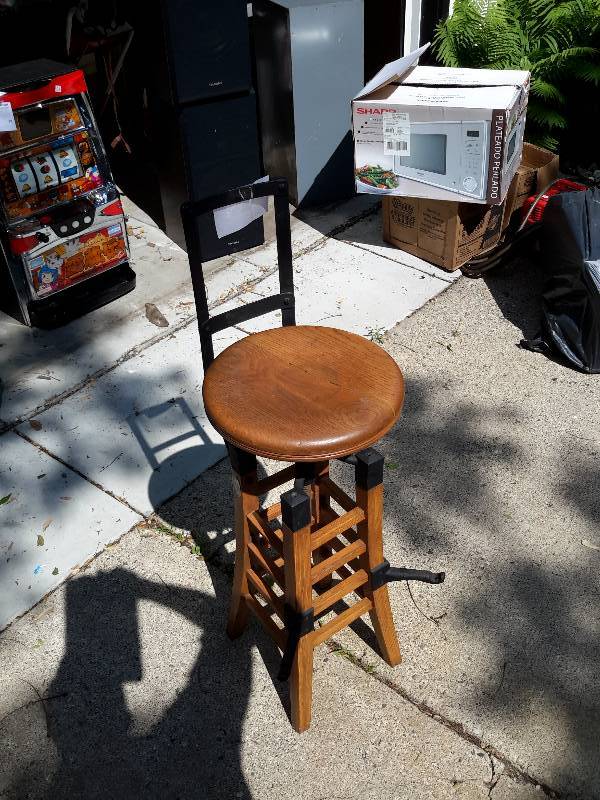lot 3 image: Cool Vintage Wooden Stool